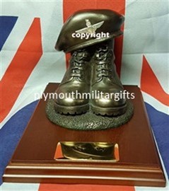 Parachute Regiment Presentation Boot & Beret Figure Mahogany base