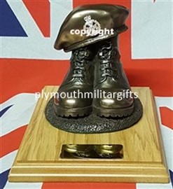 Royal Green Jackets (RGJ) Regiment Presentation Boot & Beret Figure Light Oak base