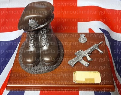 Army Cadet Force (ACF) (RLC) Presentation Boot & Beret Figure Mahogany Base